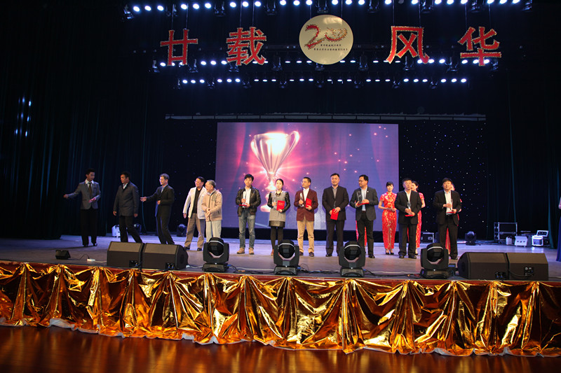 王伟、汪黎明、王肇基、何成康为91论坛
2013年度十大杰出校友颁奖.jpg